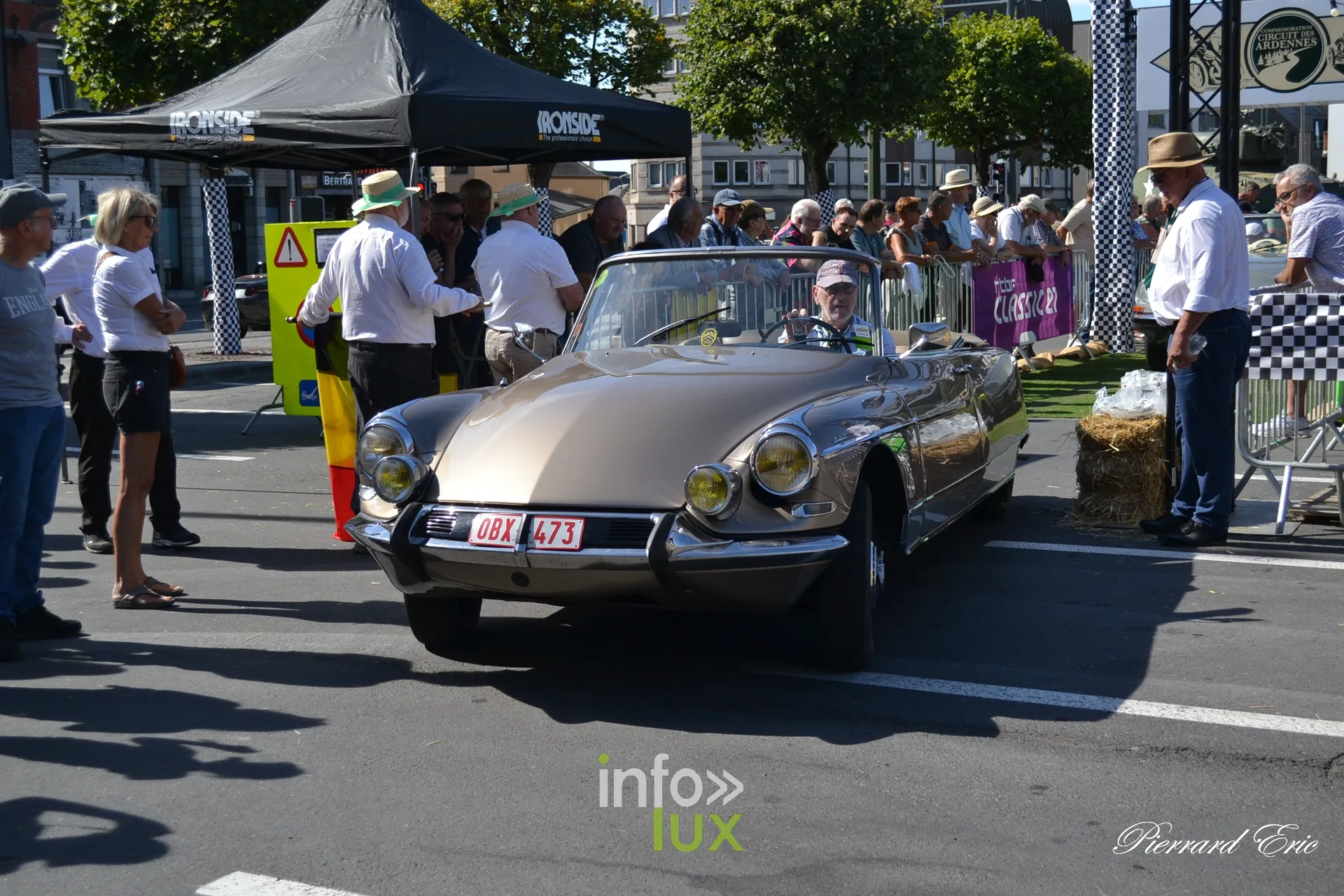 Voiture ancienne au depart du Circuit des Ardennes 2026, place McAuliffe a Bastogne (72)