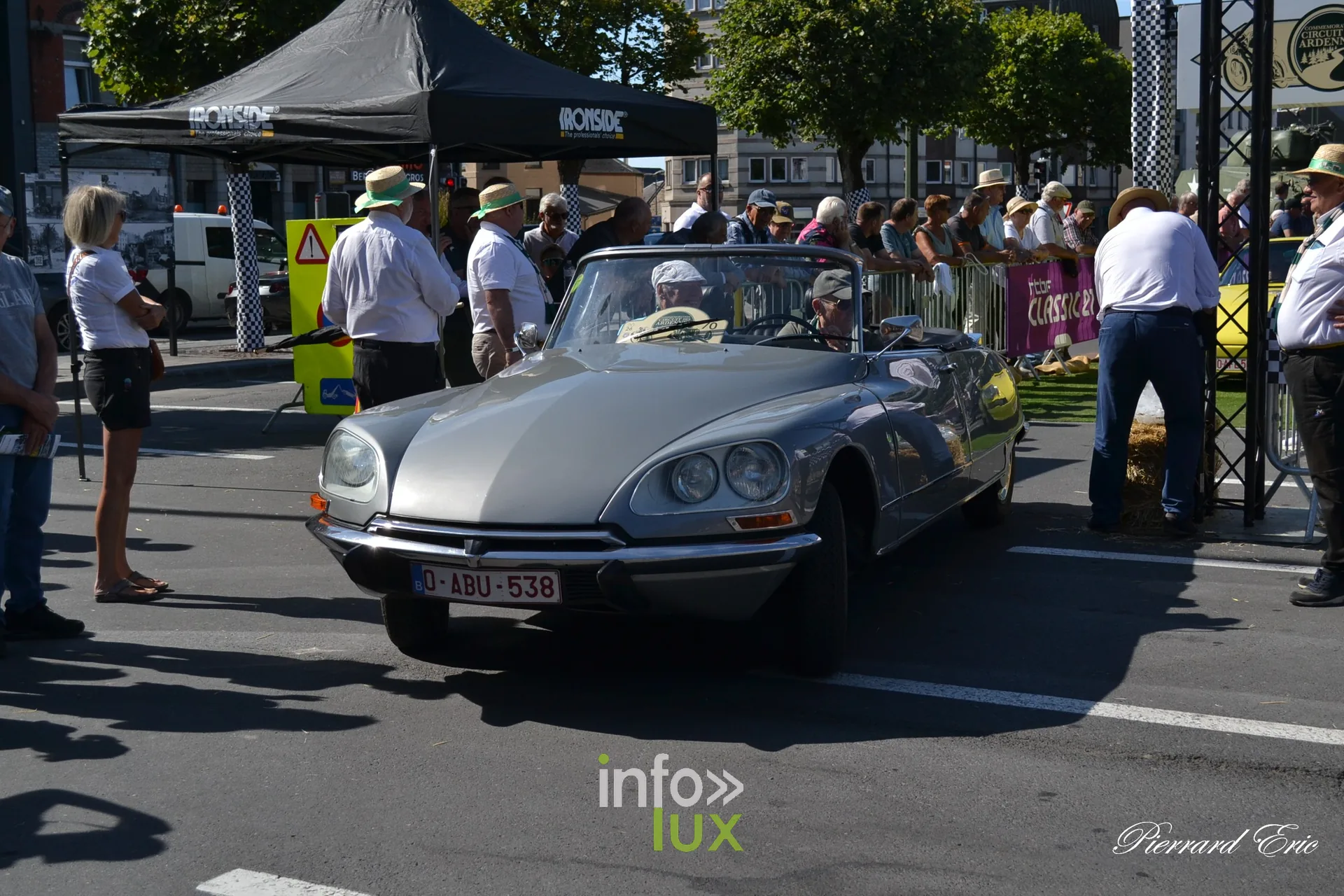 Voiture ancienne au depart du Circuit des Ardennes 2026, place McAuliffe a Bastogne (73)