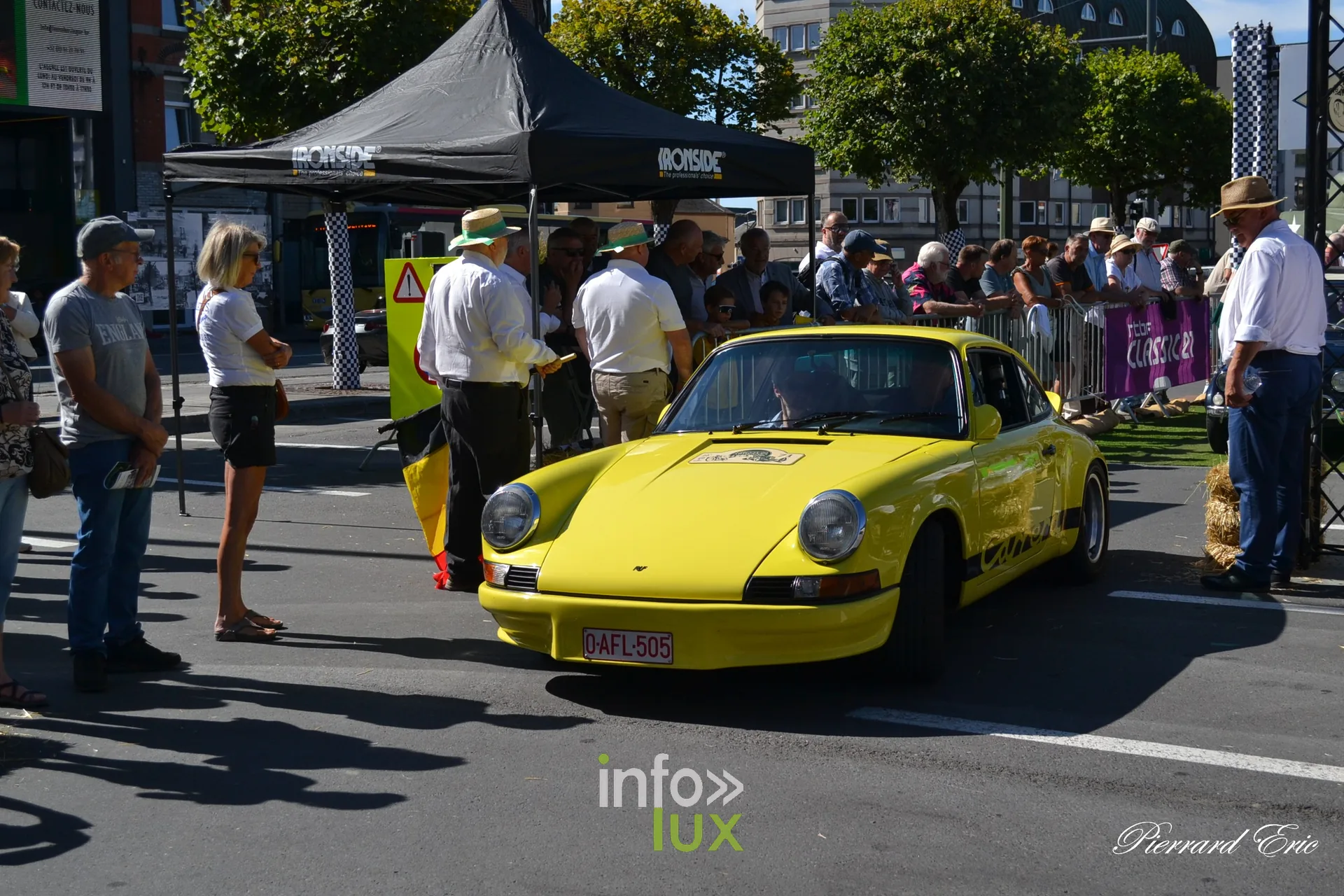 Voiture ancienne au depart du Circuit des Ardennes 2026, place McAuliffe a Bastogne (74)