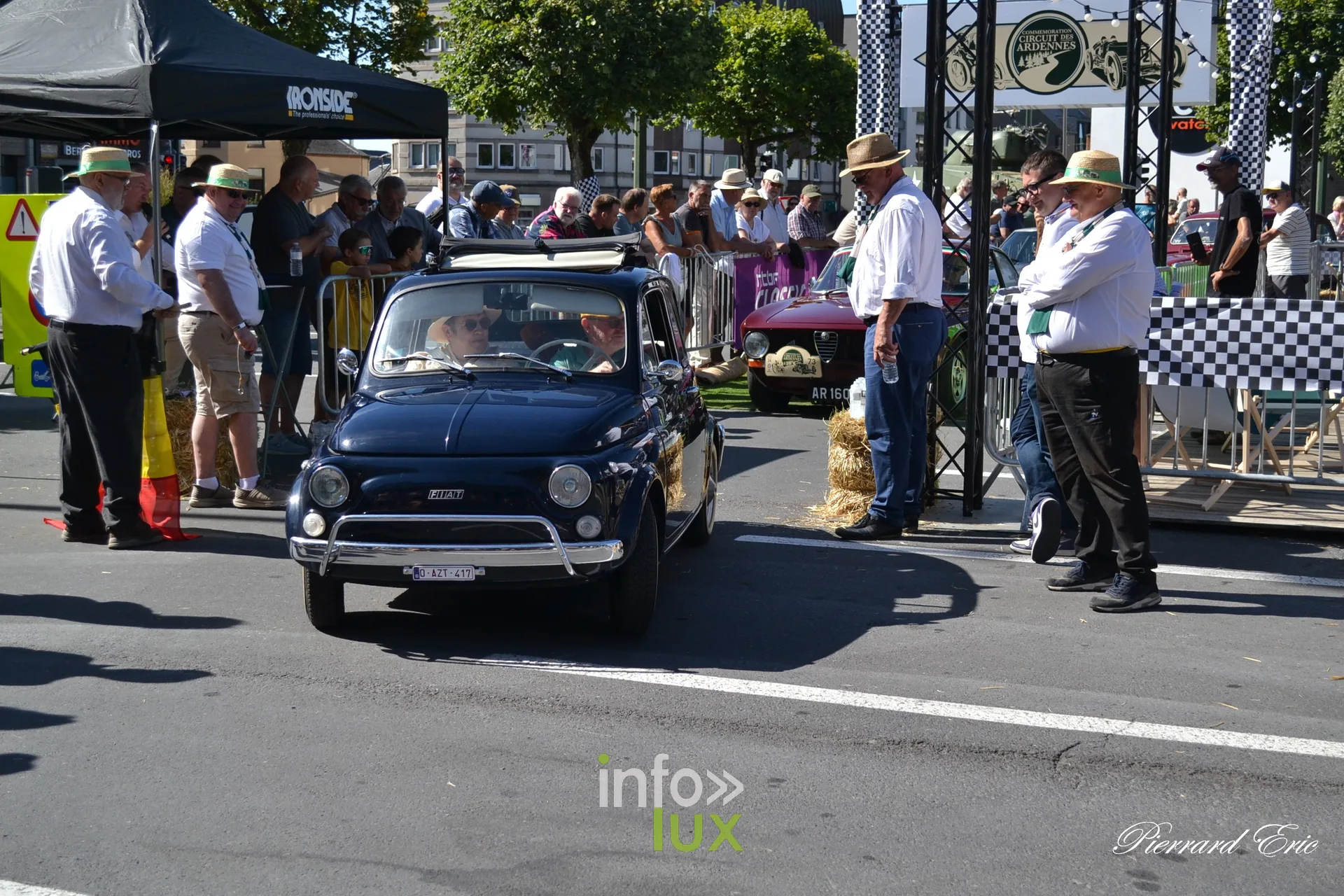 Voiture ancienne au depart du Circuit des Ardennes 2026, place McAuliffe a Bastogne (75)