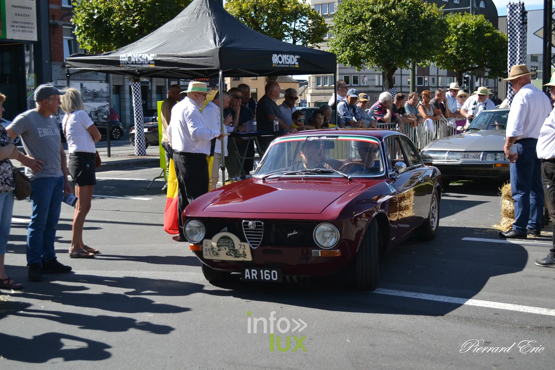 Voiture ancienne au depart du Circuit des Ardennes 2026, place McAuliffe a Bastogne (76)