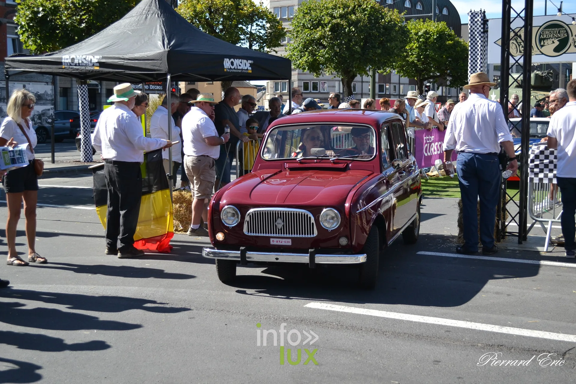 Voiture ancienne au depart du Circuit des Ardennes 2026, place McAuliffe a Bastogne (78)