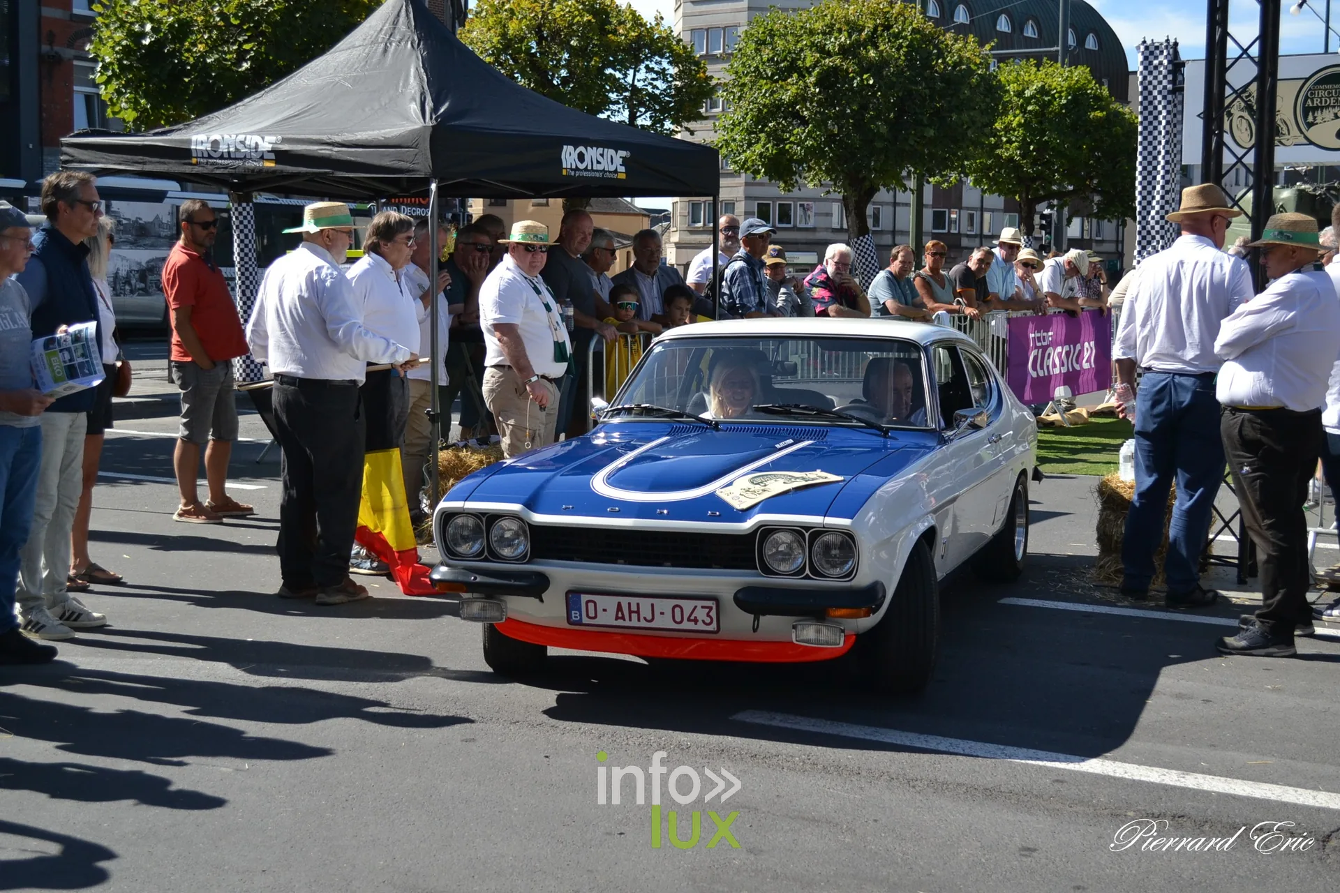Voiture ancienne au depart du Circuit des Ardennes 2026, place McAuliffe a Bastogne (79)