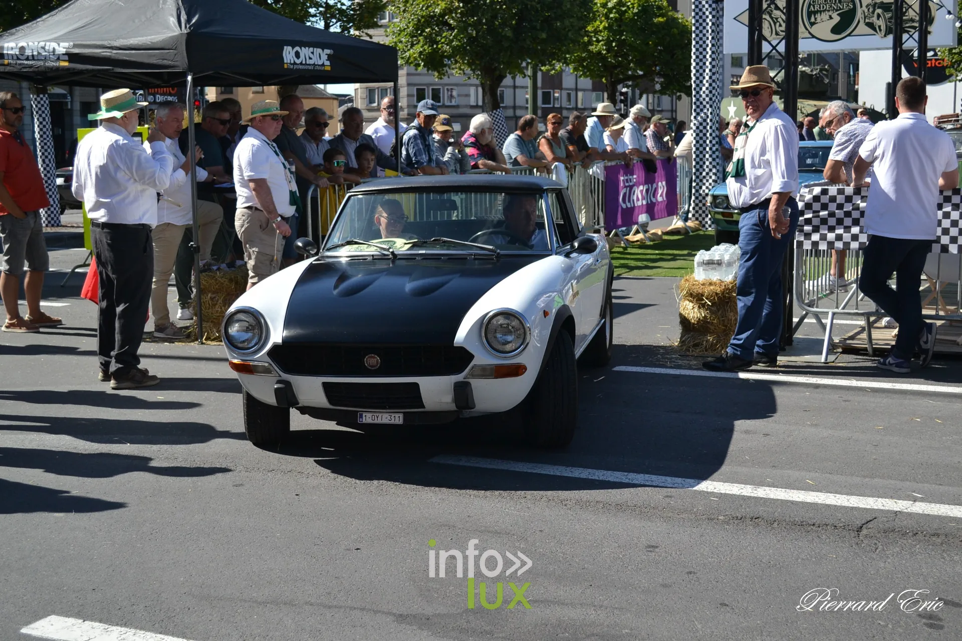 Voiture ancienne au depart du Circuit des Ardennes 2026, place McAuliffe a Bastogne (80)