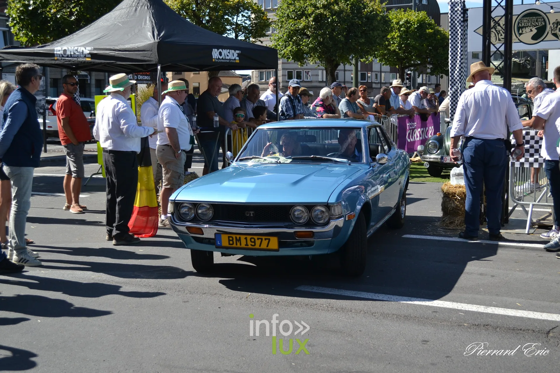 Voiture ancienne au depart du Circuit des Ardennes 2026, place McAuliffe a Bastogne (81)