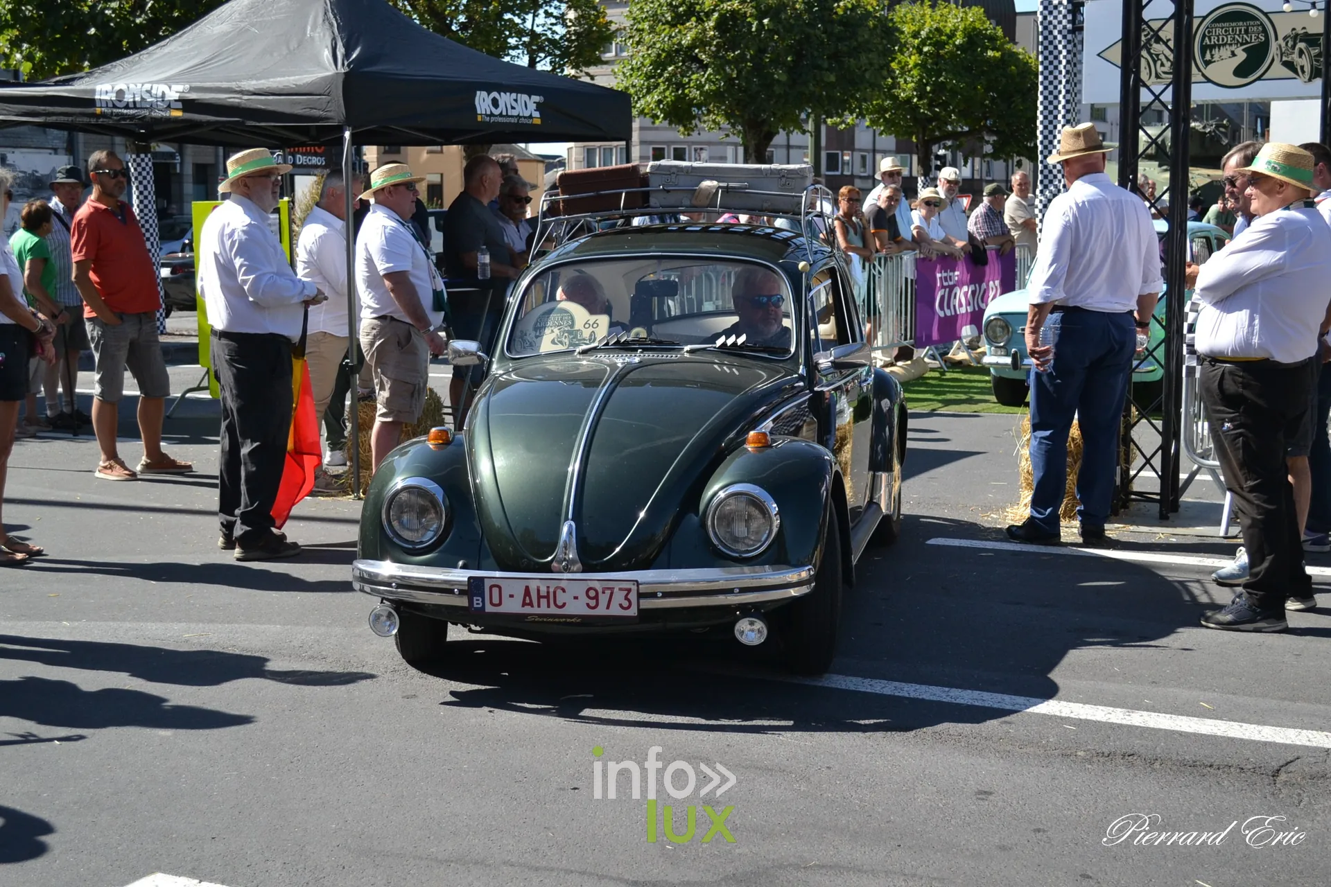 Voiture ancienne au depart du Circuit des Ardennes 2026, place McAuliffe a Bastogne (82)