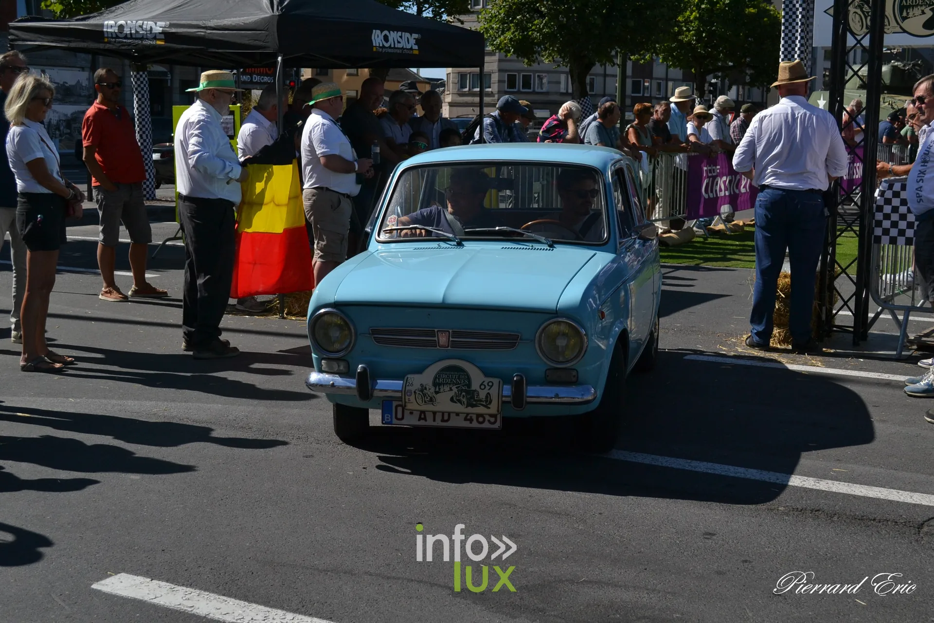 Voiture ancienne au depart du Circuit des Ardennes 2026, place McAuliffe a Bastogne (83)