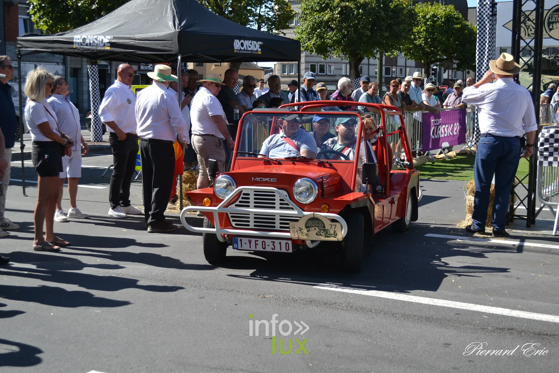 Voiture ancienne au depart du Circuit des Ardennes 2026, place McAuliffe a Bastogne (84)