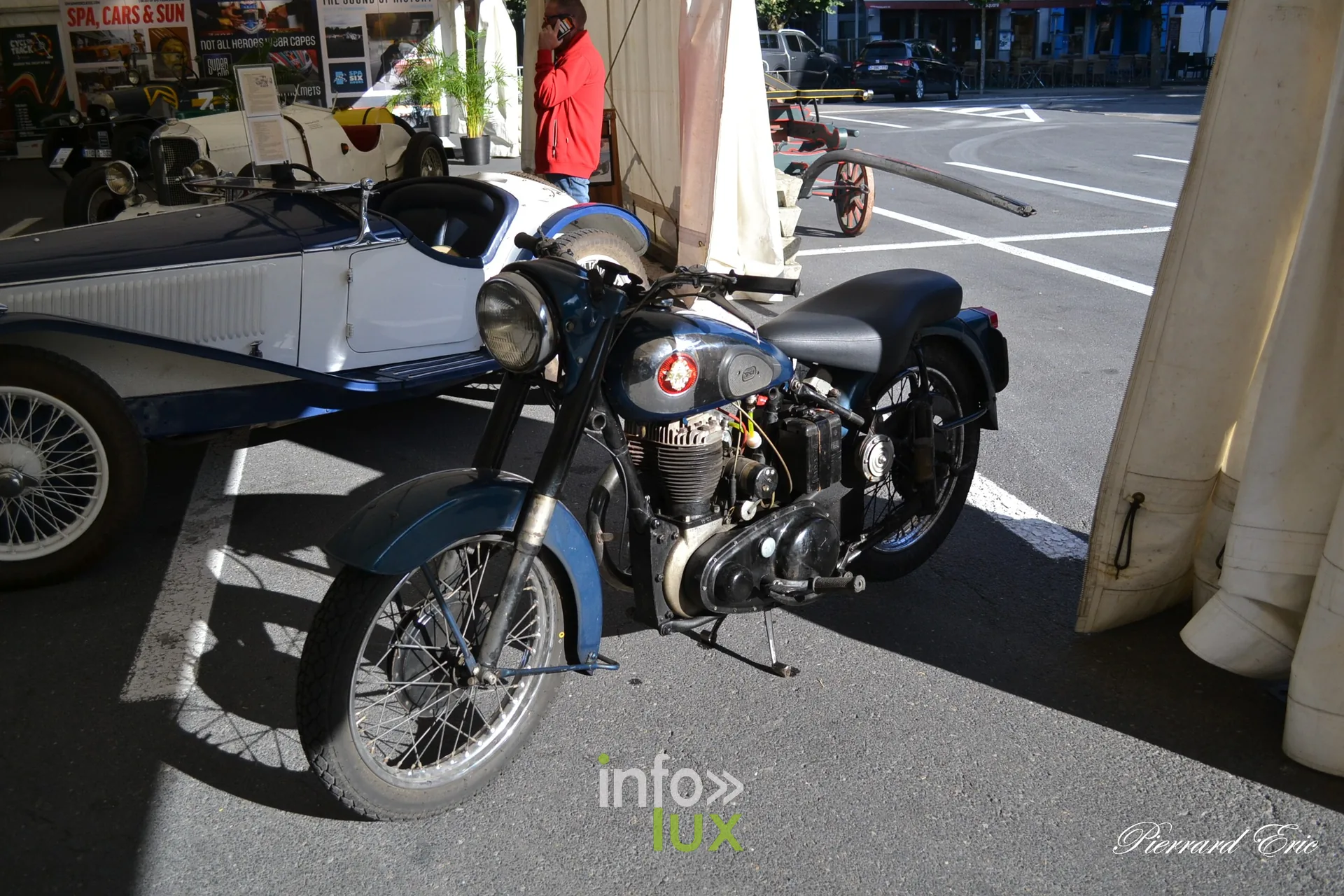 Moto ancienne exposee sous le chapiteau du Circuit des Ardennes 2026 a Bastogne