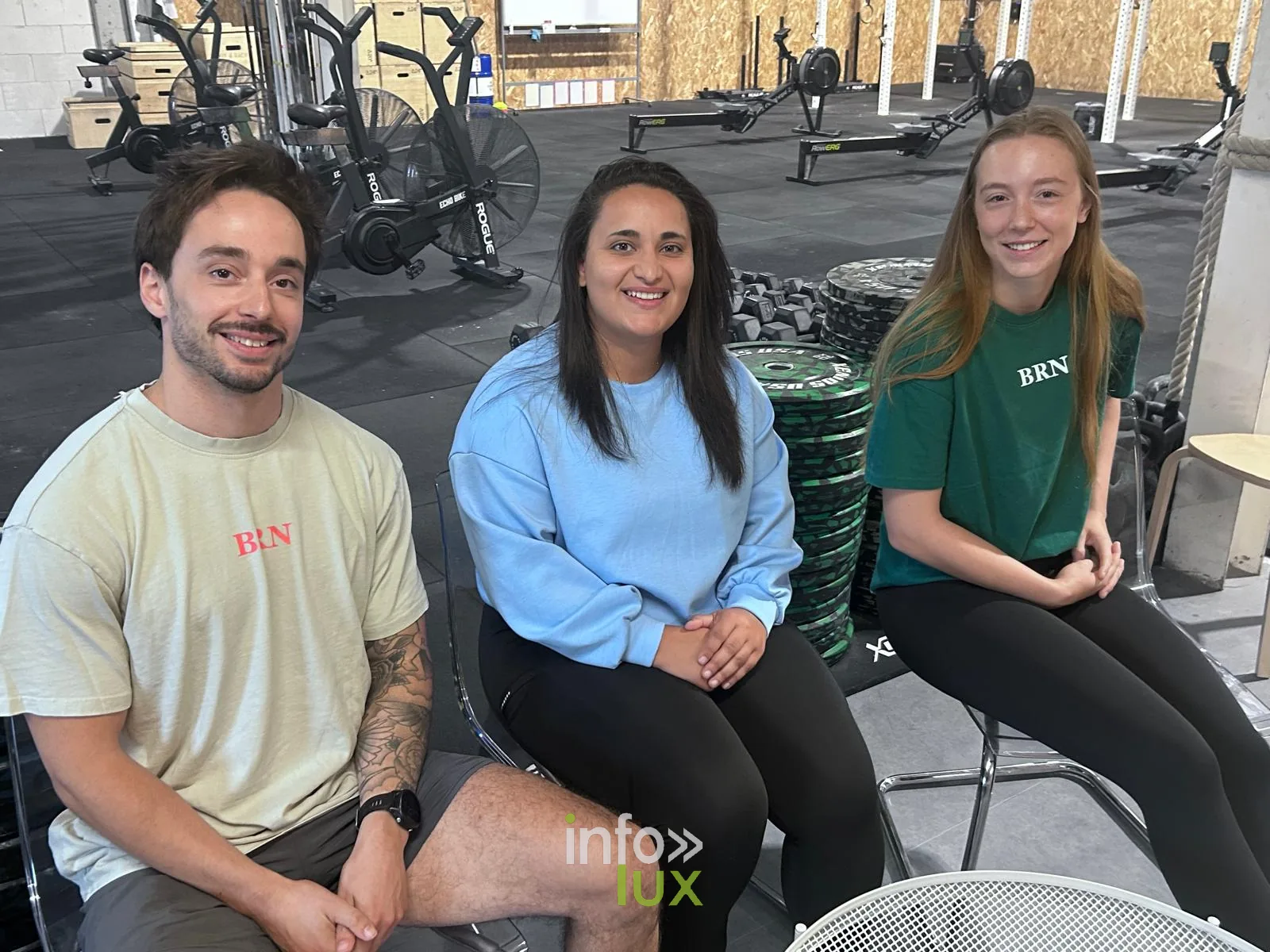 Jordan Van Horenbeke, l’un des co-fondateurs de CrossFit Braine, aux côtés de Sandra Ergen (au centre) et d’Au