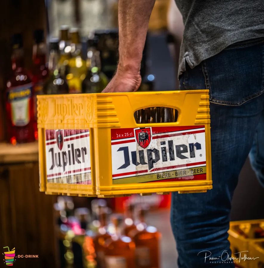 Casier de Jupiler porte par un employe DG Drink