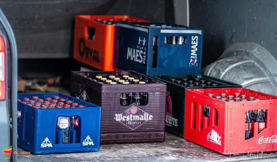 Casiers d Orval, Spa, Maes et Westmalle empiles au depot