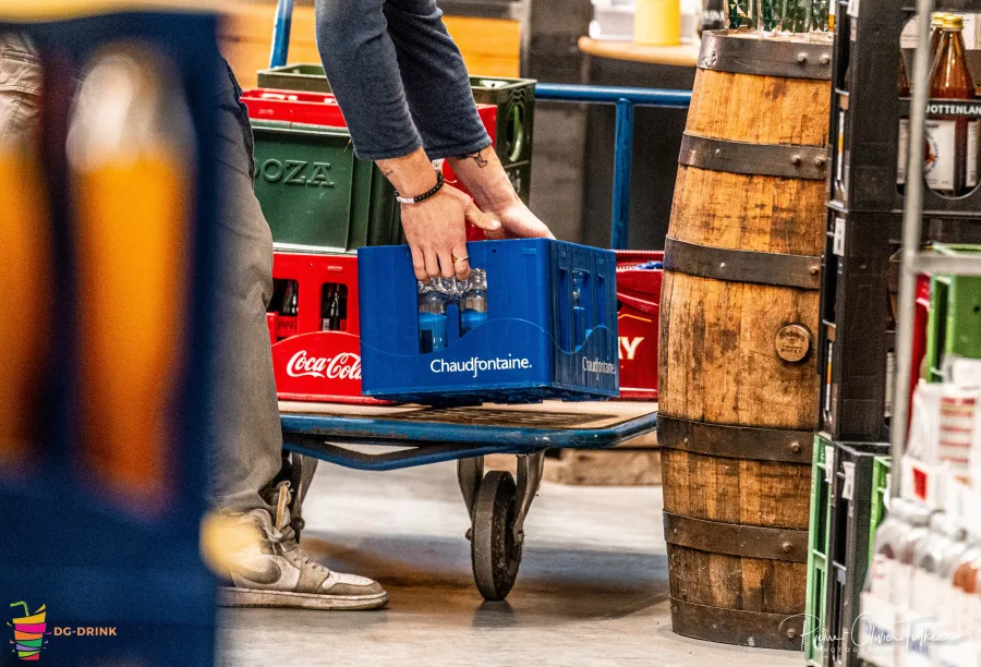 Manutention d un casier de boissons au depot DG Drink