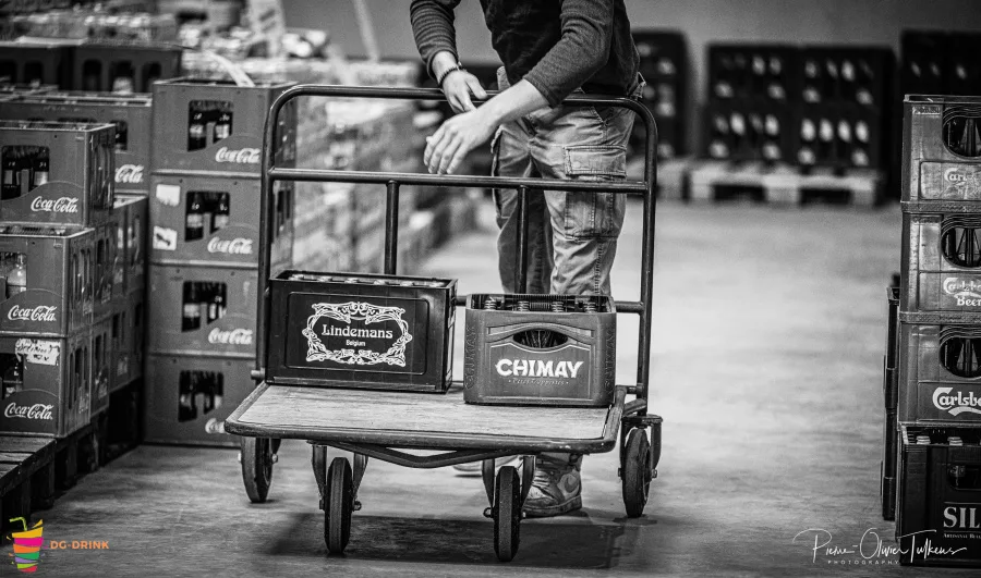 Transpalette charge de casiers de biere dans le depot DG Drink
