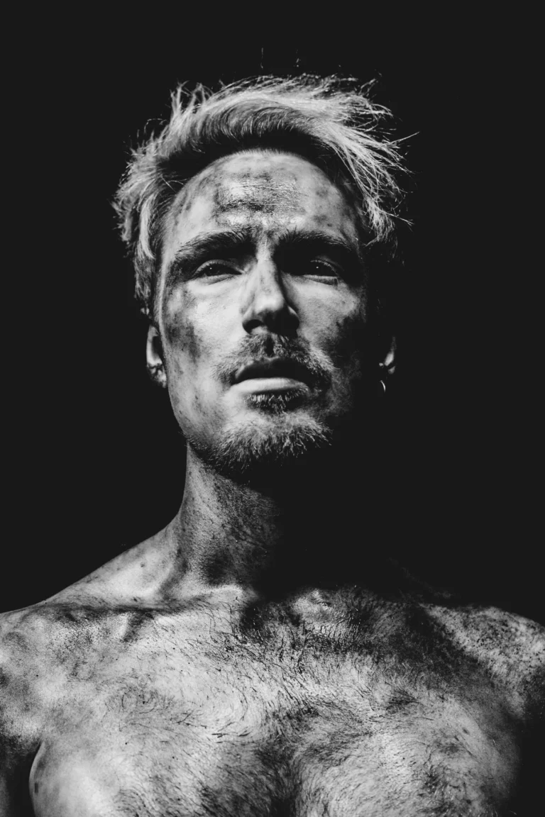 Doowy en gros plan, torse nu, portrait noir et blanc pour l'album Brut
