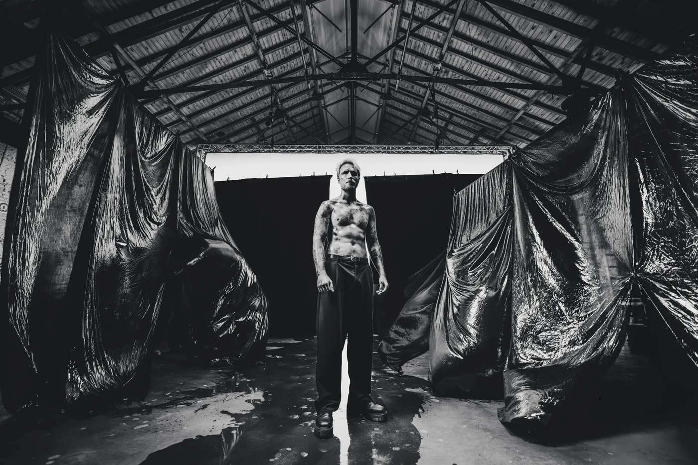 Doowy seul au bout d'un hangar bache, visuel de l'album Brut