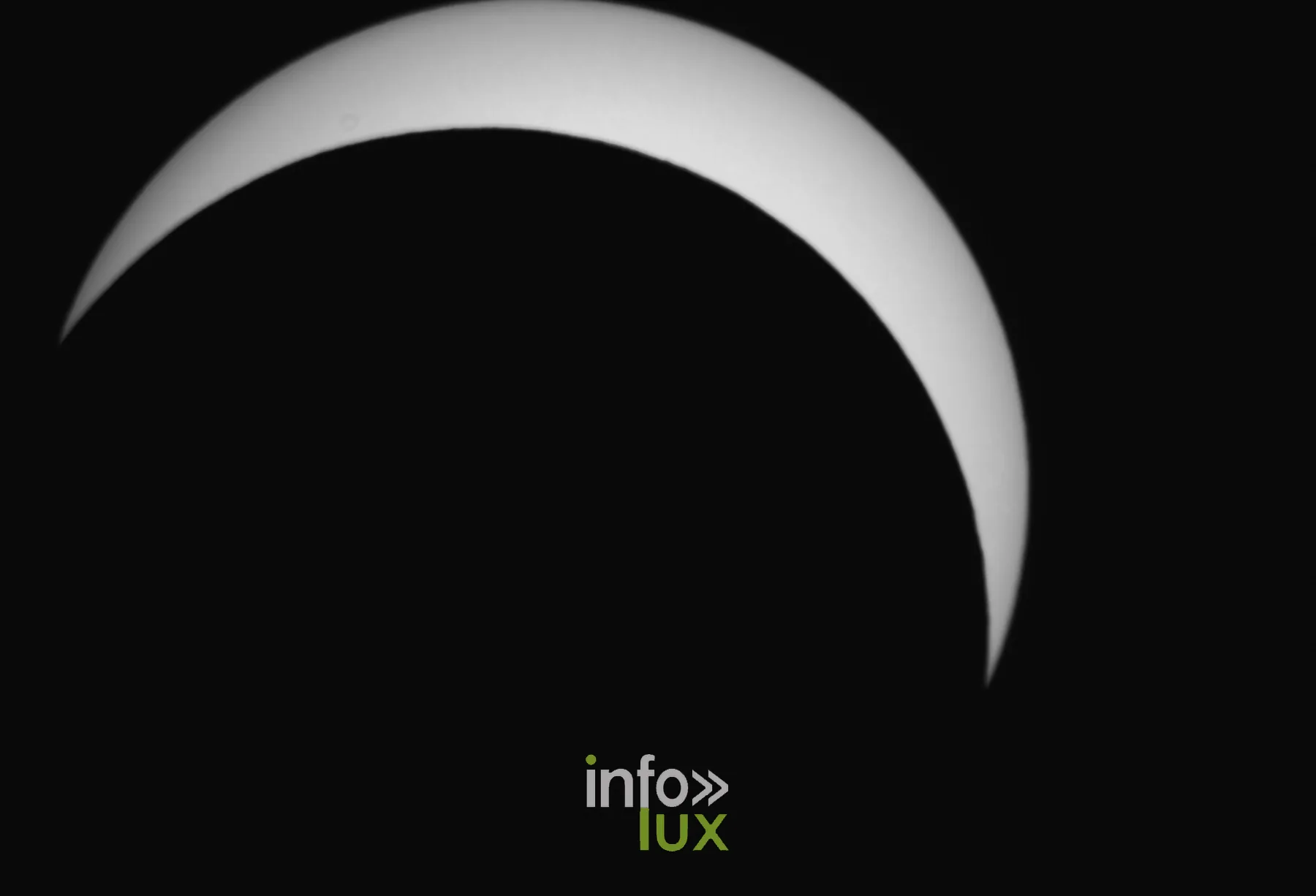 Maximum de l'éclipse du 12 août 2026, le Soleil réduit à un fin croissant