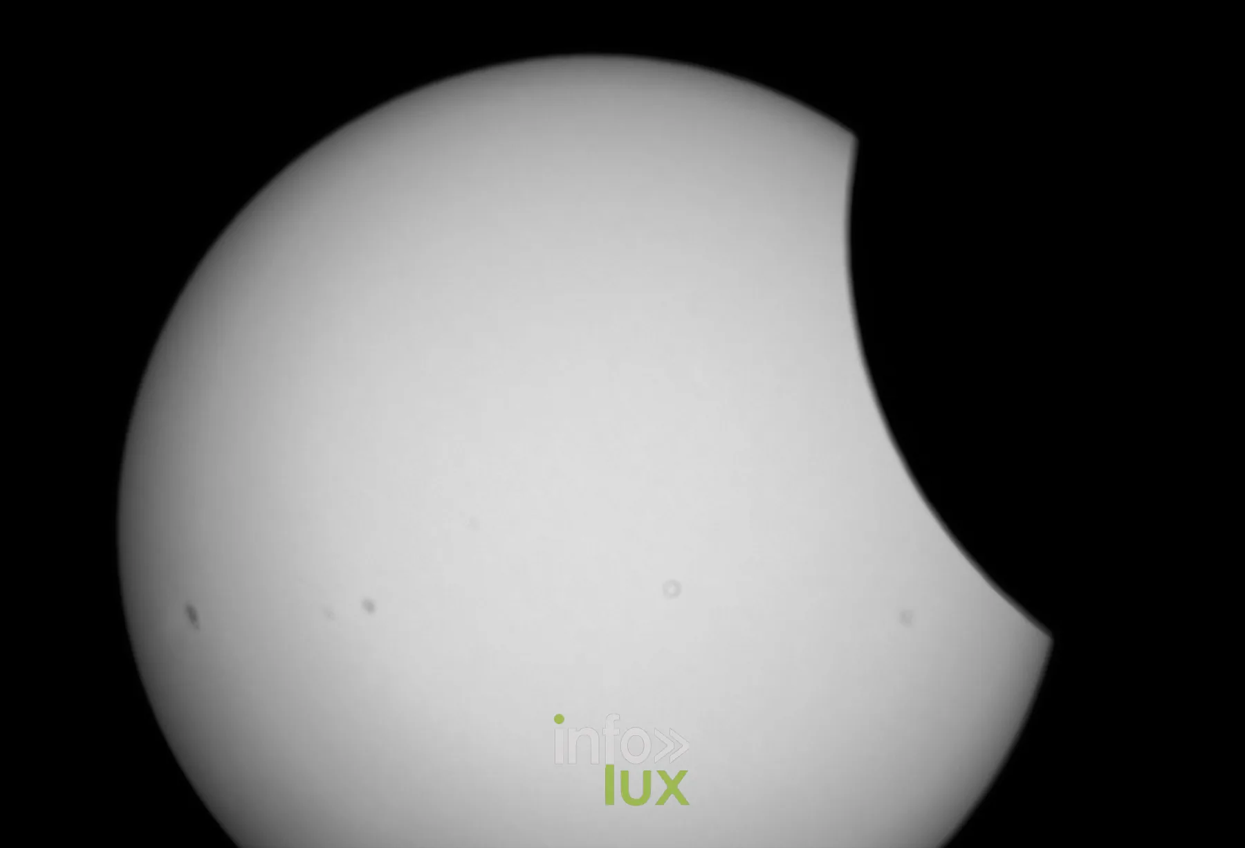 Premier contact de l'éclipse du 12 août 2026 sur le disque solaire