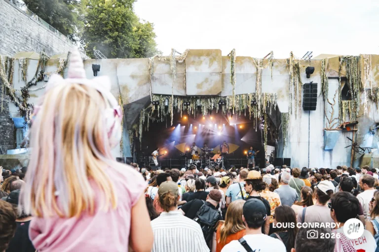 Le public devant la scene Jardin d'Esperanzah 2026 a l'abbaye de Floreffe