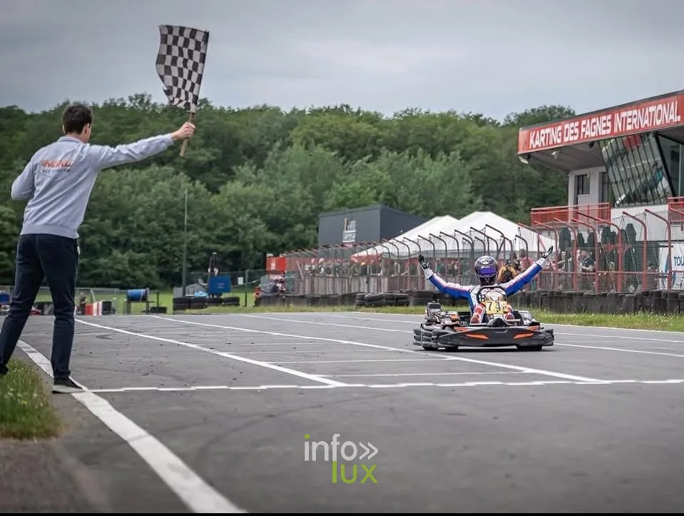 Ethan Koch franchit la ligne bras levés sous le drapeau à damier au Karting des Fagnes