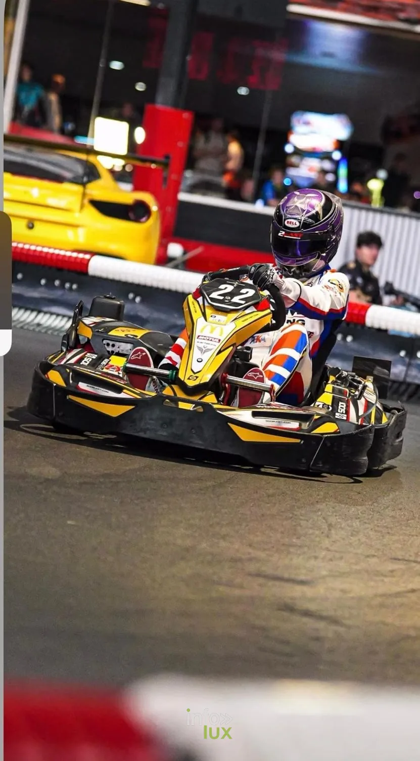 Ethan Koch en piste au volant du kart numéro 22 lors d'une manche indoor du NGKC
