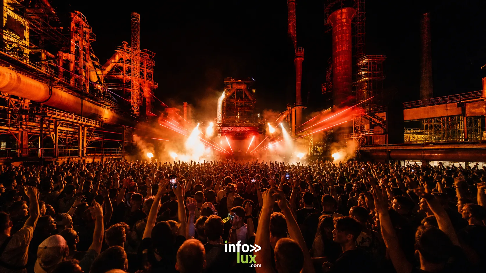 Grande scène techno de nuit au FERRA Festival 2026 à Völklingen avec public, lasers et décor industriel