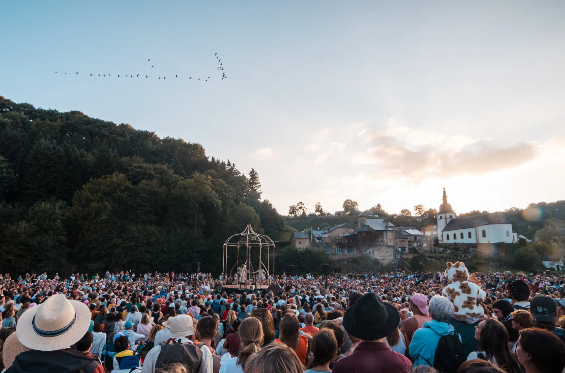 Chassepierre - la soirée au crépuscule Foule au crepuscule devant une structure aerienne pendant la soiree du Festival de Chassepierre