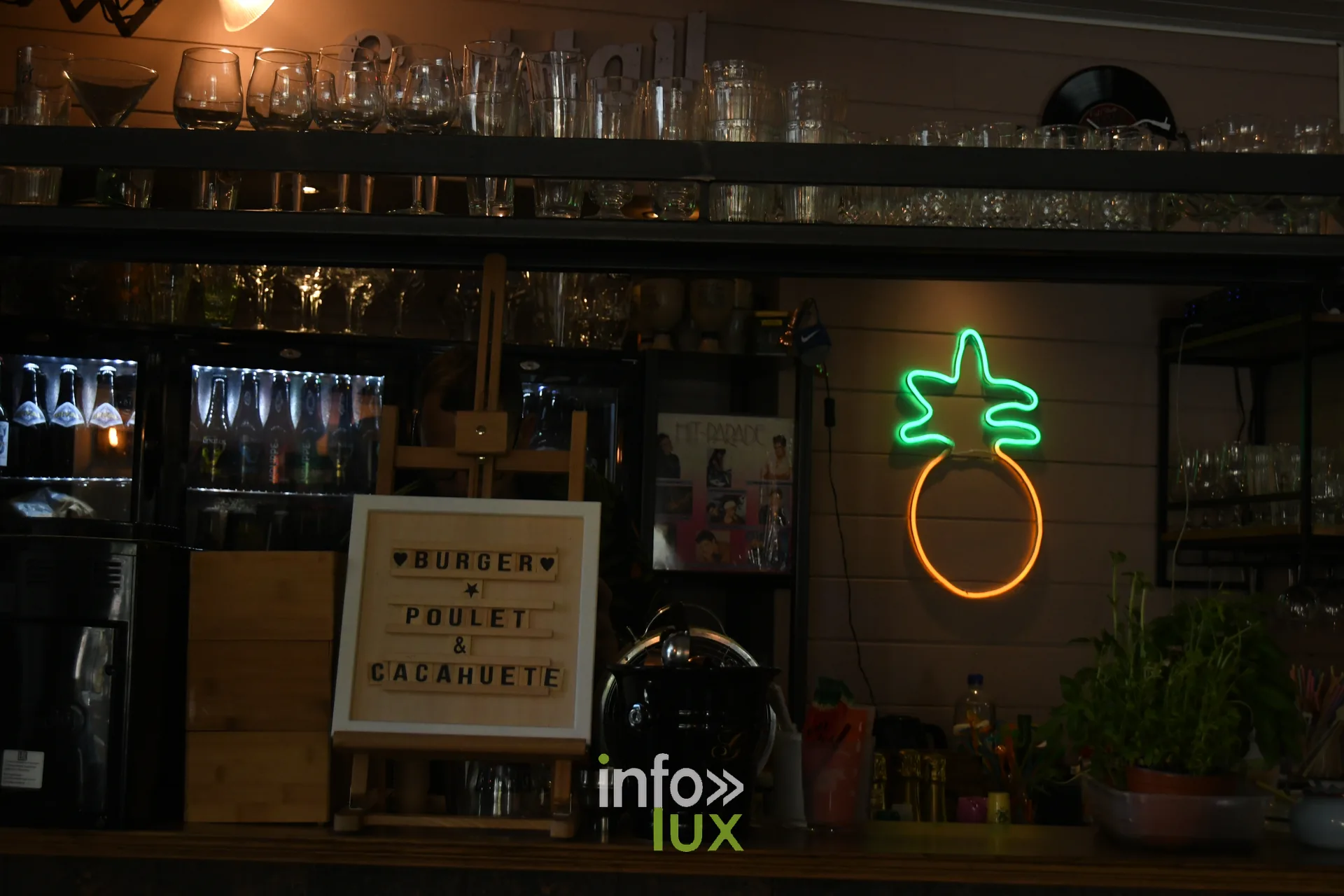 Le bar à cocktails et ses néons chez Frank Burgers à Sainte-Marie-sur-Semois (Étalle)