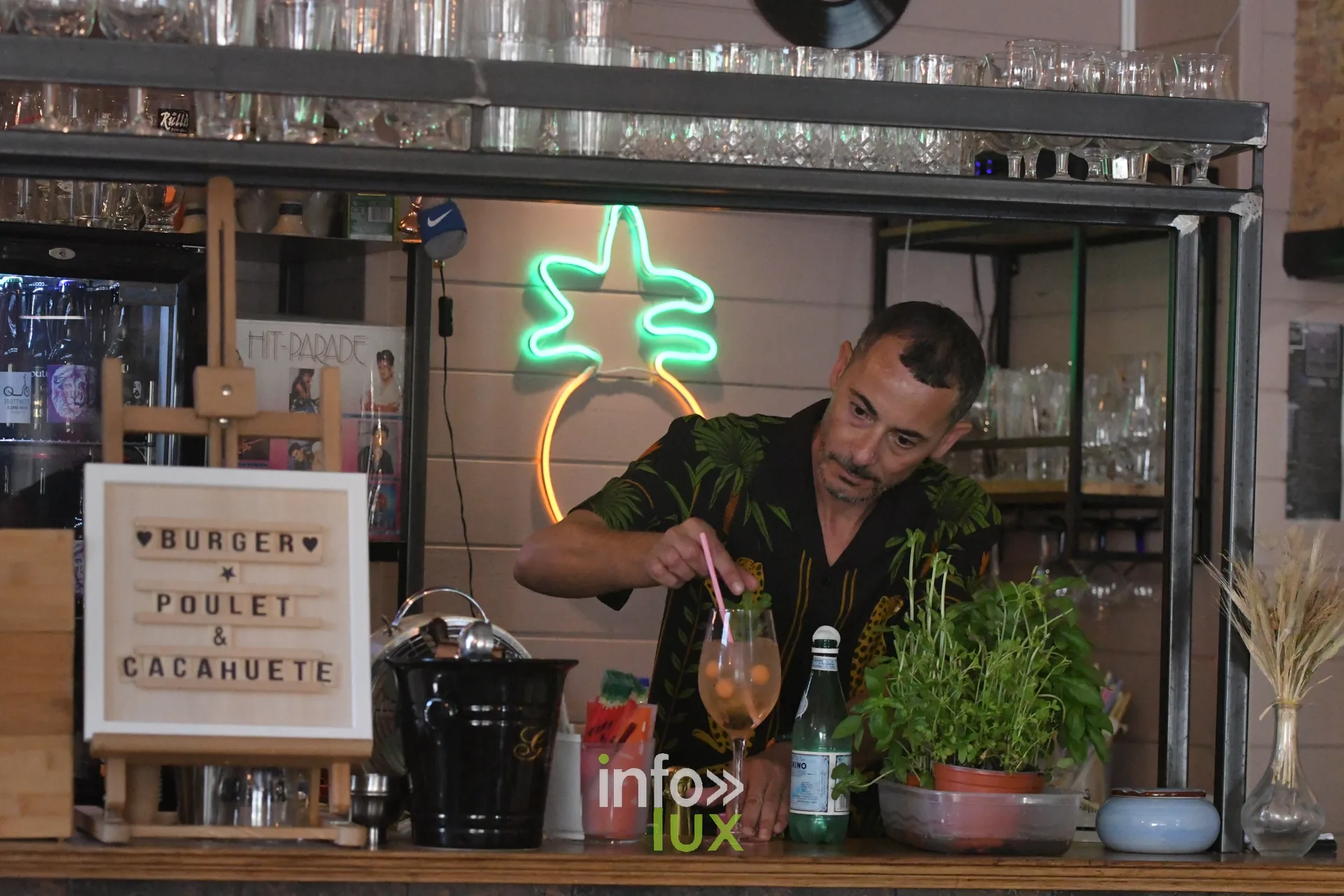 Mounir prépare un cocktail au bar de Frank Burgers à Sainte-Marie-sur-Semois (Étalle)