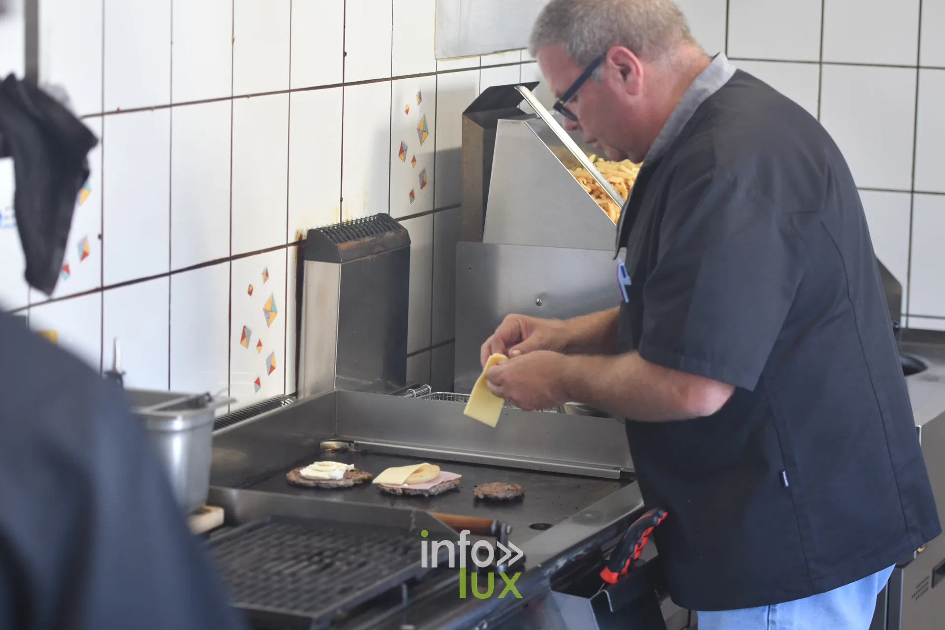 Cuisson de la viande à la plancha chez Frank Burgers à Sainte-Marie-sur-Semois (Étalle)