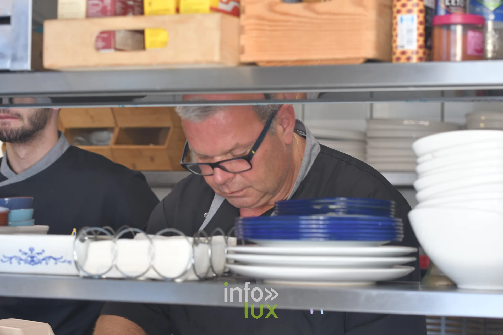 L'équipe en cuisine chez Frank Burgers à Sainte-Marie-sur-Semois (Étalle), restaurant de burgers en Gaume