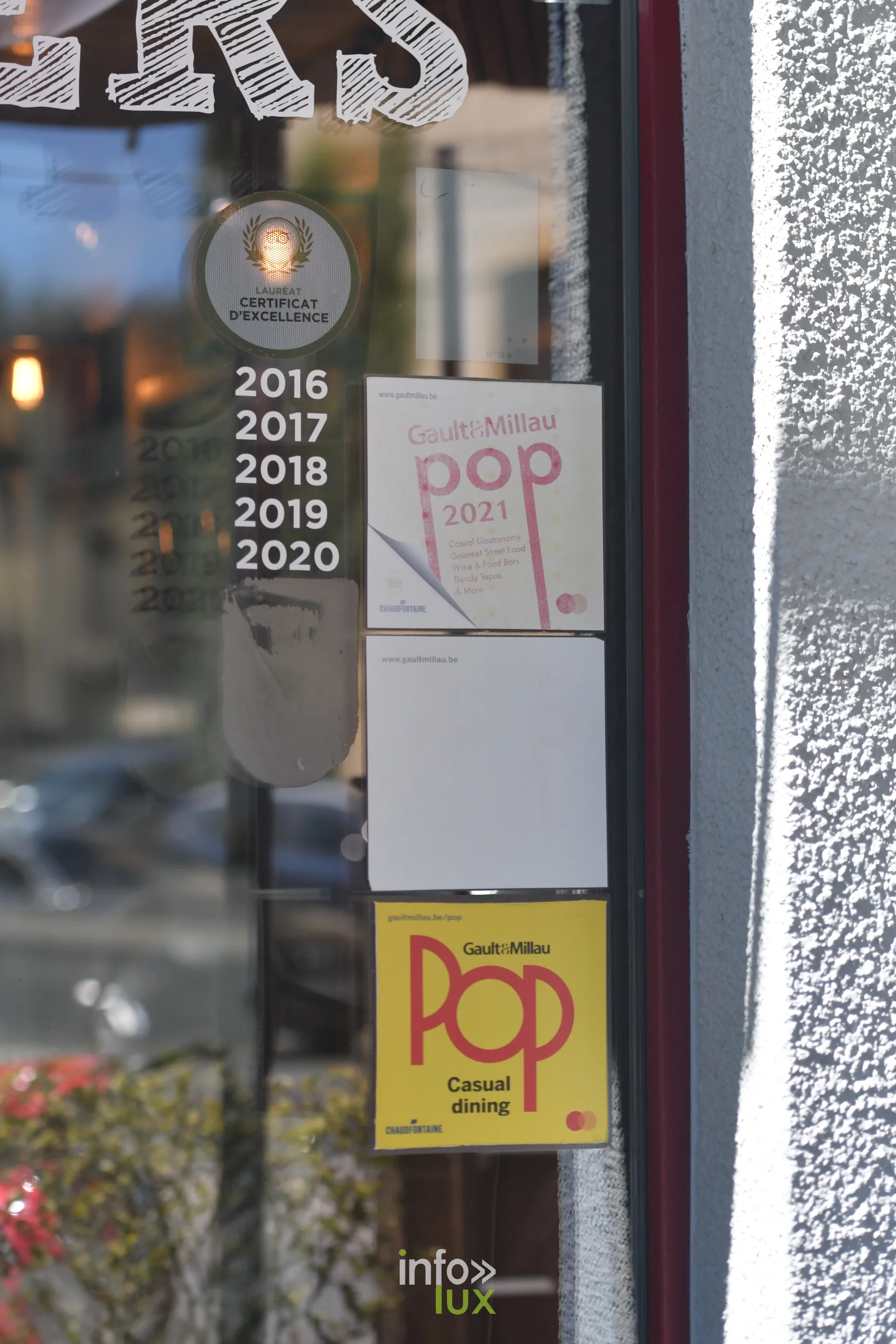Distinctions Gault&Millau Pop et TripAdvisor exposées chez Frank Burgers à Sainte-Marie-sur-Semois (Étalle)