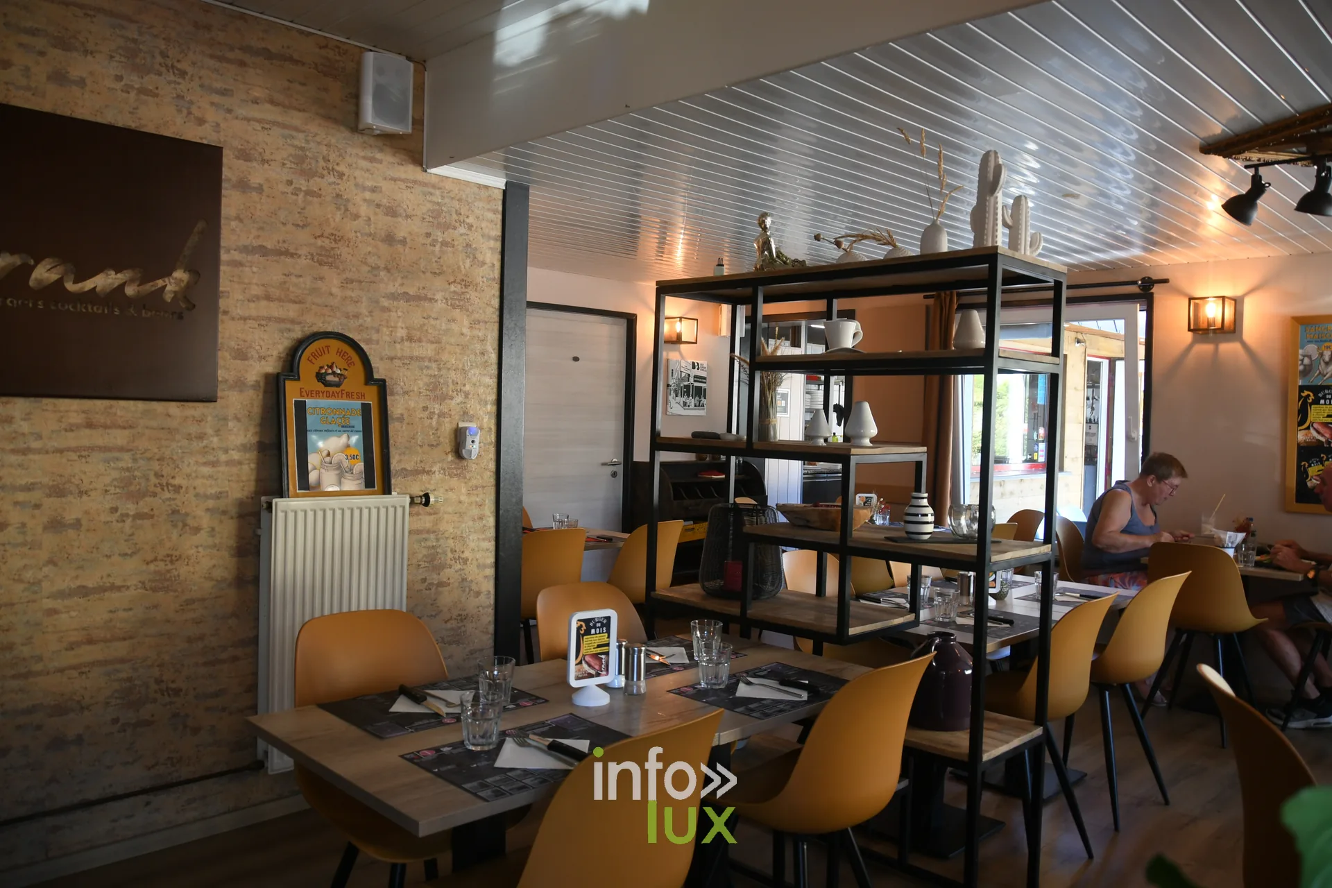 Salle du restaurant Frank Burgers à Sainte-Marie-sur-Semois (Étalle), en province de Luxembourg