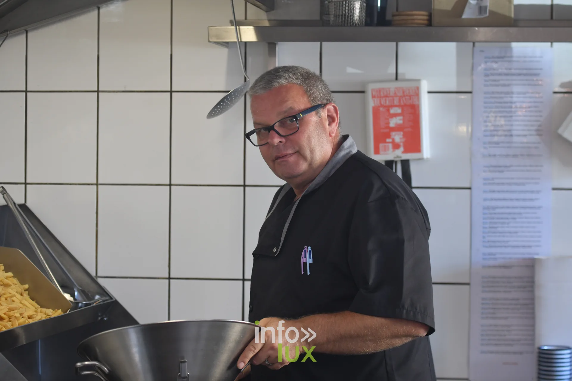 Frank en cuisine chez Frank Burgers à Sainte-Marie-sur-Semois (Étalle)