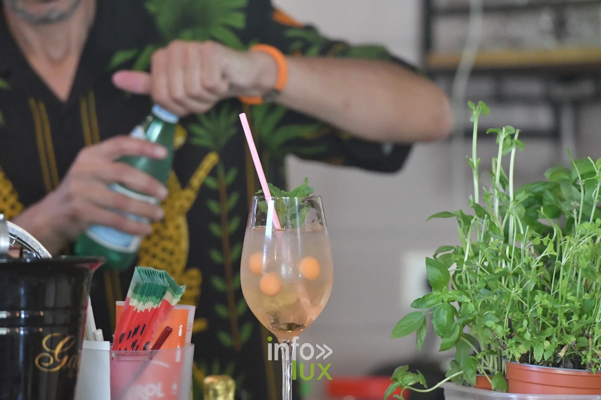 Service du mocktail au melon au bar de Frank Burgers à Sainte-Marie-sur-Semois (Étalle)