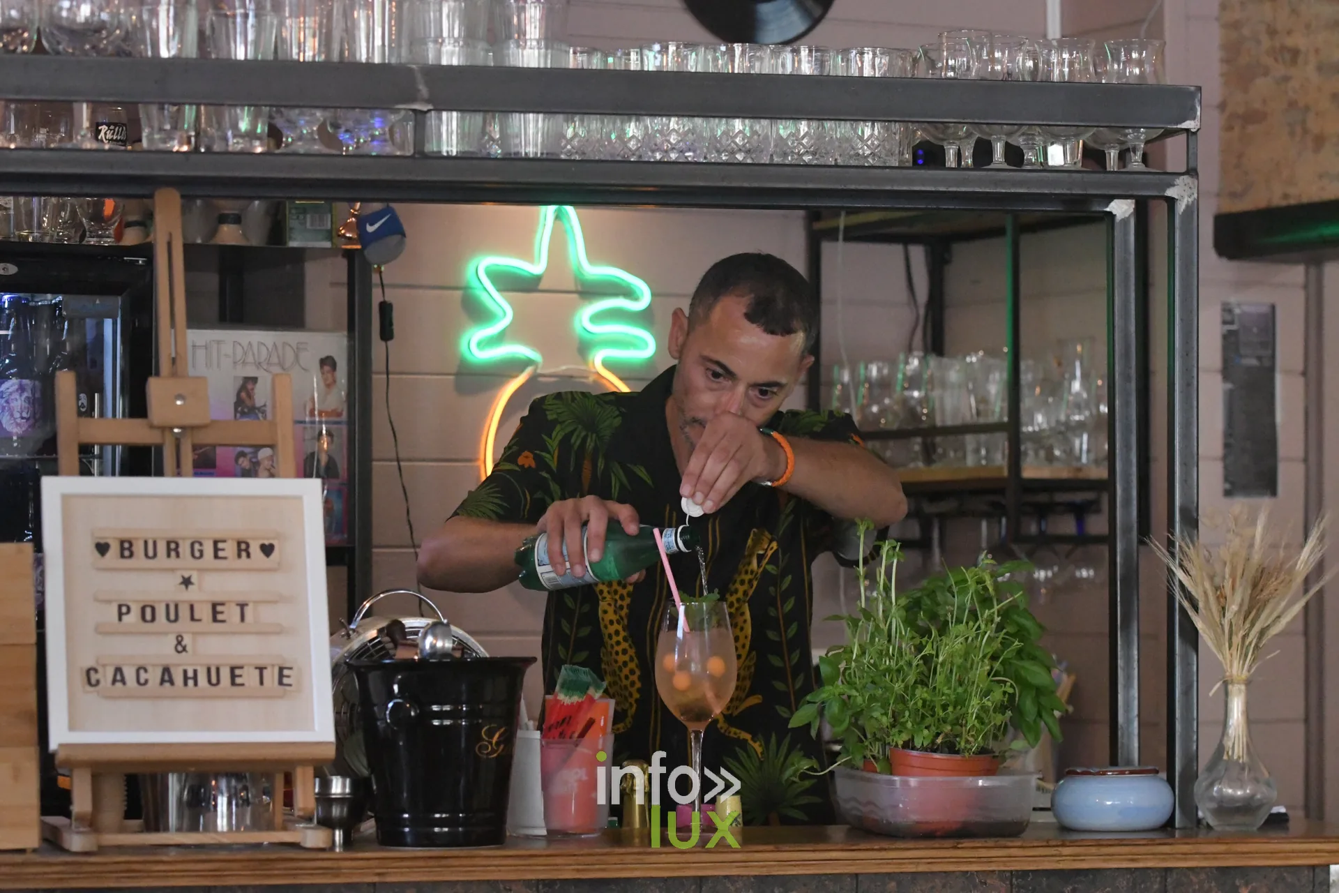 Mounir derrière le bar à cocktails de Frank Burgers à Sainte-Marie-sur-Semois (Étalle)