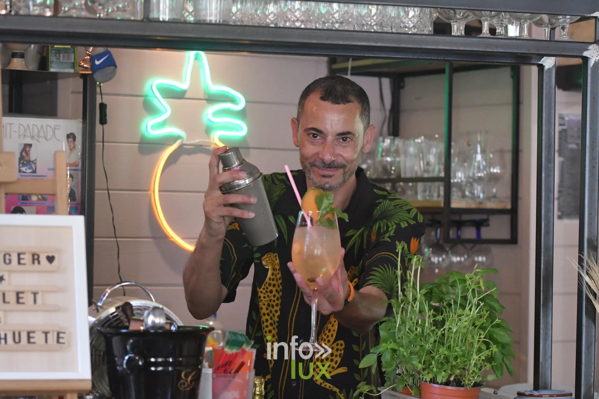 Mounir présente le mocktail au melon, spécialité de Frank Burgers à Sainte-Marie-sur-Semois (Étalle)