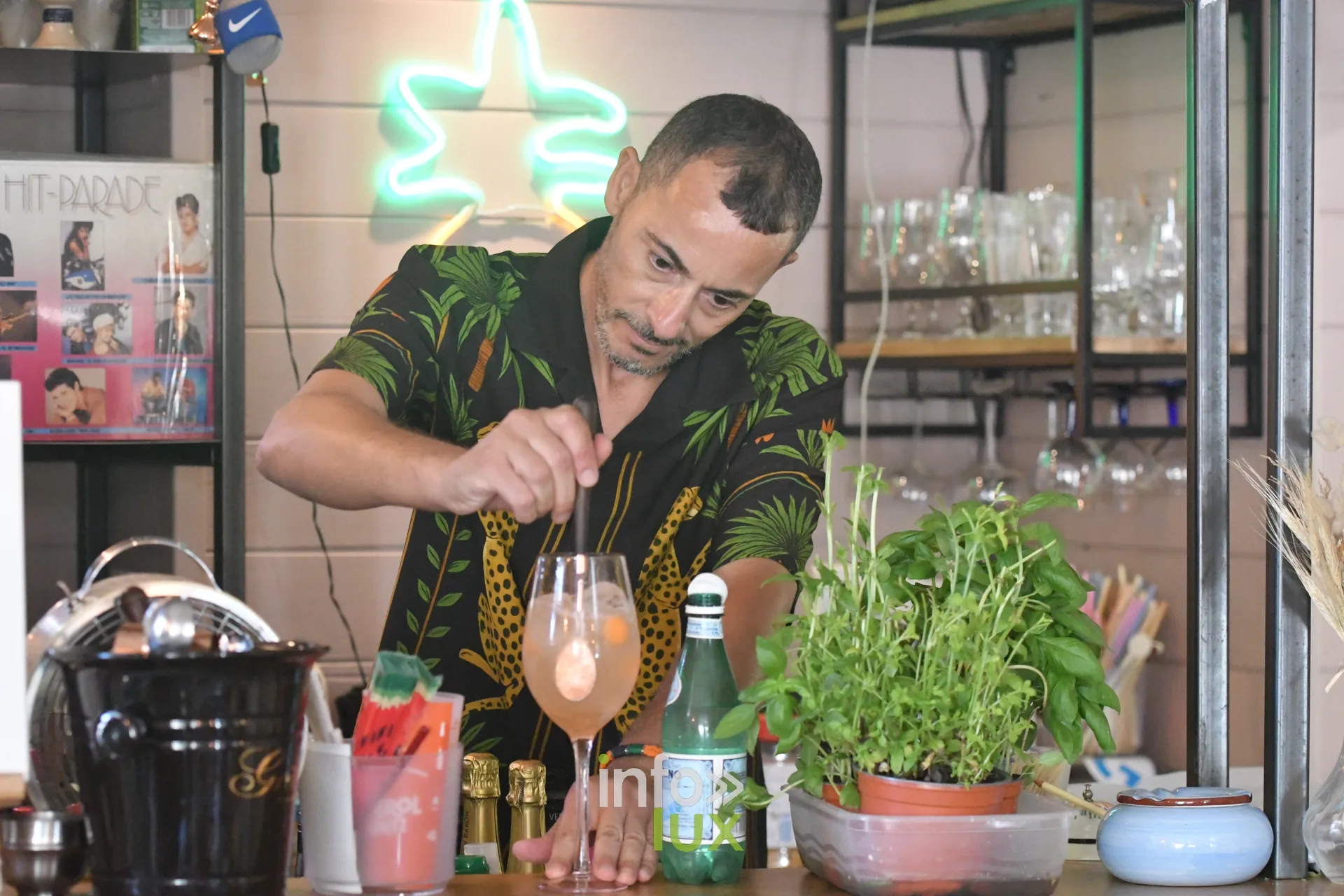 Mounir prépare le mocktail au melon au bar de Frank Burgers à Sainte-Marie-sur-Semois (Étalle)