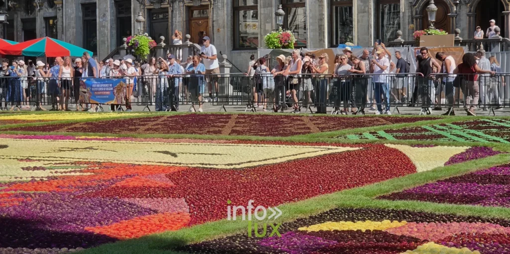 Public derrière les barrières devant le Tapis de Fleurs de Bruxelles