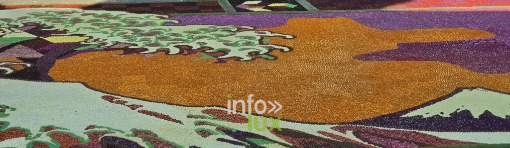 Sommet orange et écume de la fresque florale de la Grand-Place de Bruxelles