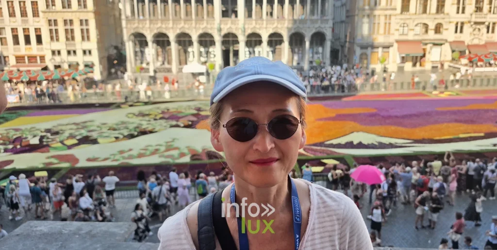 Visiteuse observant le Tapis de Fleurs depuis la Grand-Place de Bruxelles