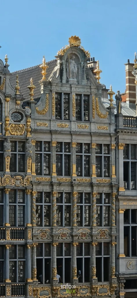 Façade dorée de style baroque sur la Grand-Place de Bruxelles