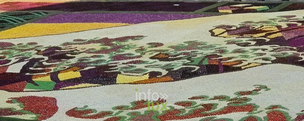 Détail de motifs floraux verts et rouges du tapis de dahlias de Bruxelles