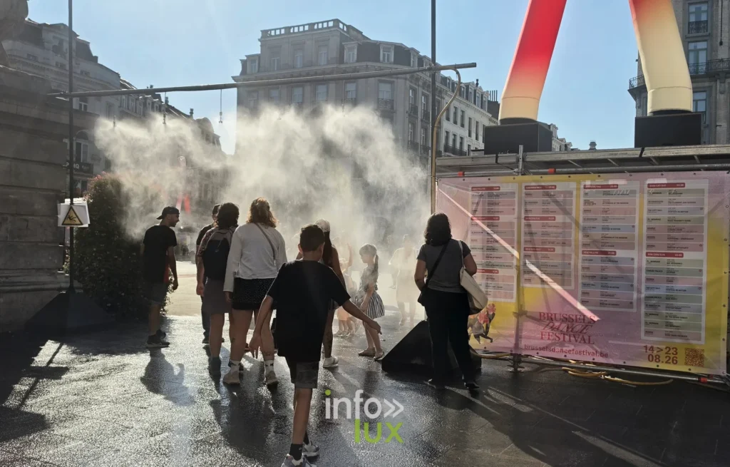 Brumisateur rafraîchissant les visiteurs dans une rue du centre de Bruxelles