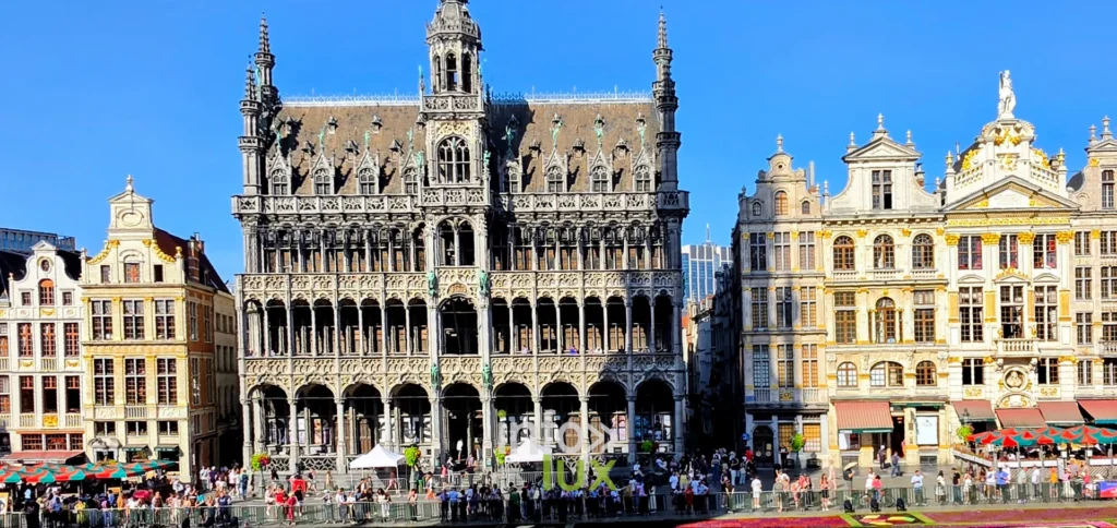 Façade gothique de la Maison du Roi sur la Grand-Place de Bruxelles
