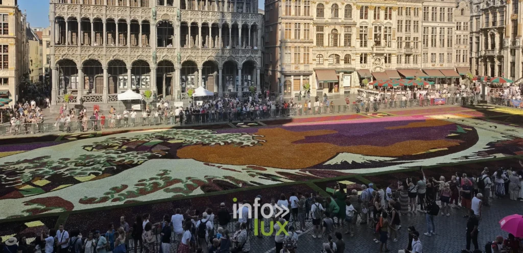 Grand-Place de Bruxelles bordée de visiteurs autour du tapis de fleurs