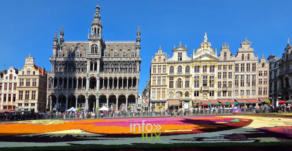 Grand-Place de Bruxelles et fresque florale orange et rose