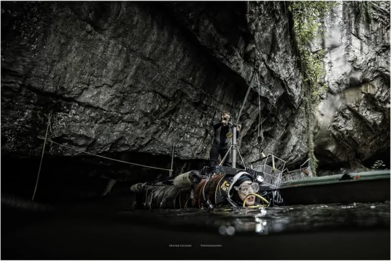 Plongeurs et archéologues du CRAF dans le lit de la Lesse à la sortie de la Grotte de Han