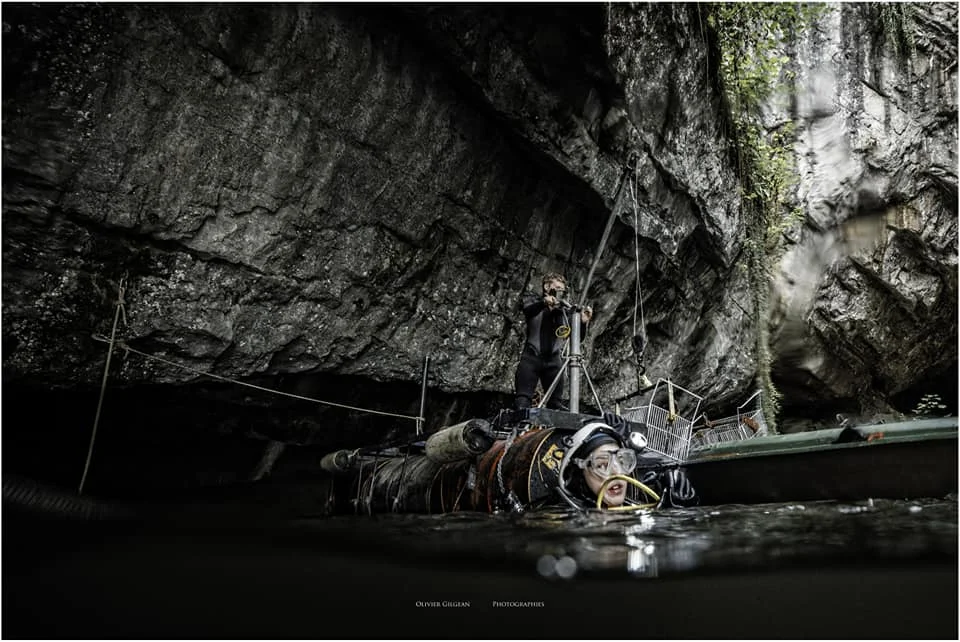 Plongeurs et archéologues du CRAF dans le lit de la Lesse à la sortie de la Grotte de Han