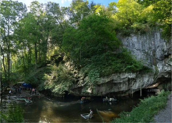 Le site de fouilles du CRAF à la sortie de la Grotte de Han, dans la Lesse
